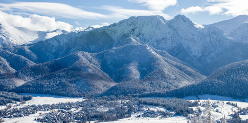 Piękny zimowy widok na panoramę gór Tatry © mirame111