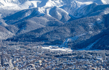Piękny zimowy widok na panoramę gór Tatry © mirame111