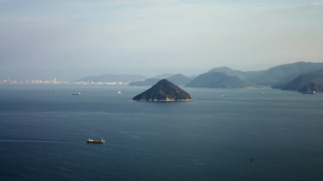 瀬戸内の島と遠景に望む五色台、高松の街