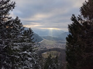 Blick ins Tal mit Sonnenstrahlen