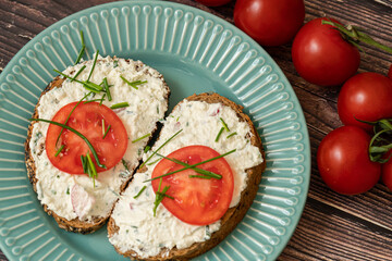 Sandwiches with cottage cheese, tomatoes and chives