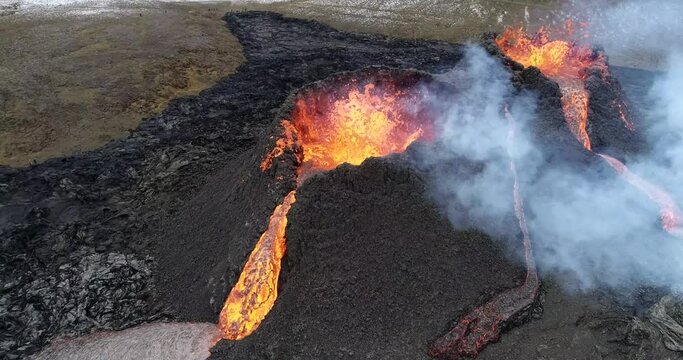 Volc&aacute;n en erupci&oacute;n de nombre Fagradalsfjall en Islandia.
Lava volc&aacute;nica incandescente en movimiento.