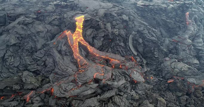 Volcán en erupción de nombre Fagradalsfjall en Islandia.
Lava volcánica incandescente en movimiento.