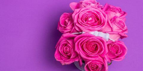 Obraz na płótnie Canvas Bouquet of fresh pink roses in a bucket