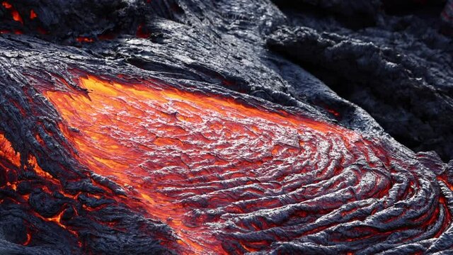 Volc&aacute;n en erupci&oacute;n de nombre Fagradalsfjall en Islandia.
Lava volc&aacute;nica incandescente en movimiento.
