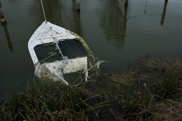 Barca affondata nel lago