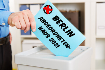 Hand beim Wählen für Abgeordnetenhaus in Berlin 2021