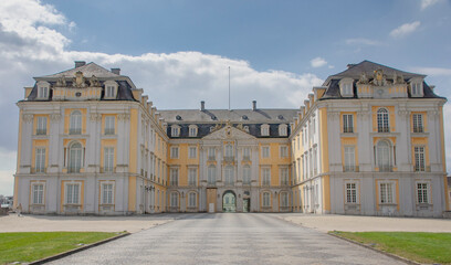 Naklejka premium Brühl: Die Burg Augustusburg, oft einfach Brühl genannt, ist die Lieblingsresidenz des Kölner Kurfürsten und Erzbischofs Clemens August aus dem Hause Wittelsbach (1700 - 1761).