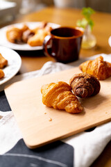 テーブルの上のクロワッサン