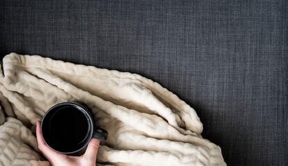 Sofa Tee trinken mit Decke 