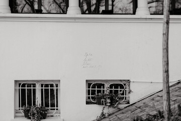 écrire noir sur blanc sur les murs de la ville