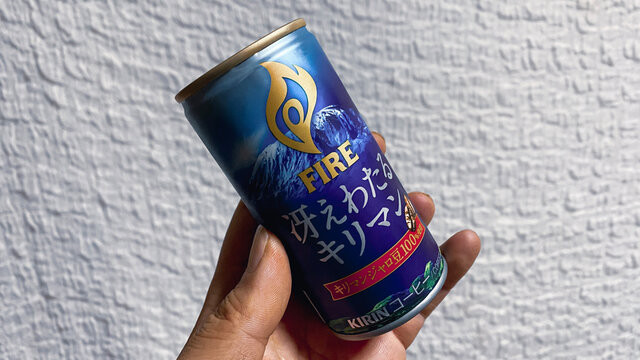 キリン FIRE 冴えわたるキリマン。キリマンジャロ豆100%使用。缶コーヒーを持つ手。2021年4月1撮影/日本