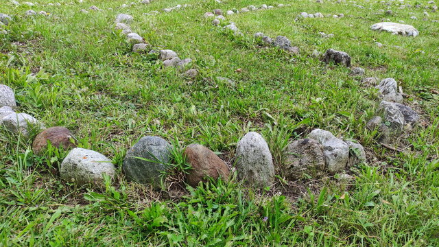 Nahaufnahme Steinlabyrinth im Gras