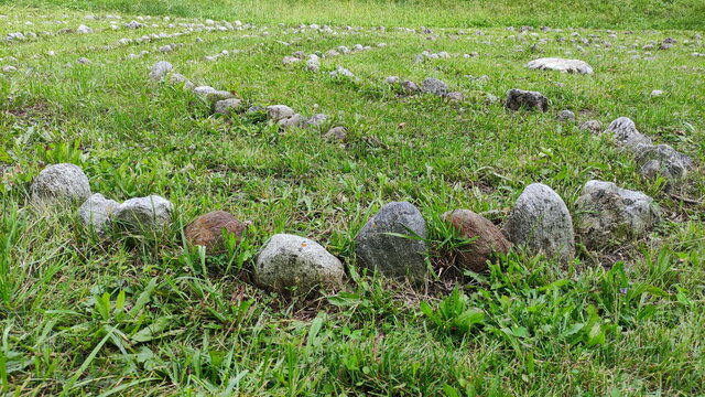 Steinlabyrinth im Gras in Nahaufnahme