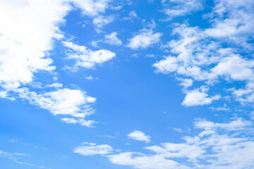 センタースペースのある青空と雲