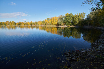 Seenlandschaft in leuchtenden Herbstfarben