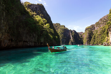 Fototapeta na wymiar Beautiful turquoise ocean of Pileh Lagoon is a very beautiful place and one of the popular tourist attractions in Phi Phi Le island in Krabi, Thailand.