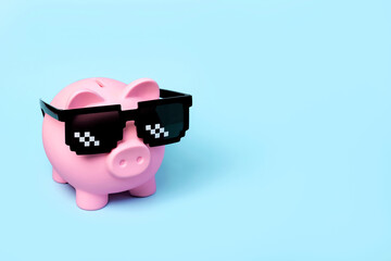 Pink piggy money bank with black sunglasses - obrazy, fototapety, plakaty