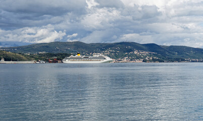 Fototapeta premium cruise ship in la spezia gulf