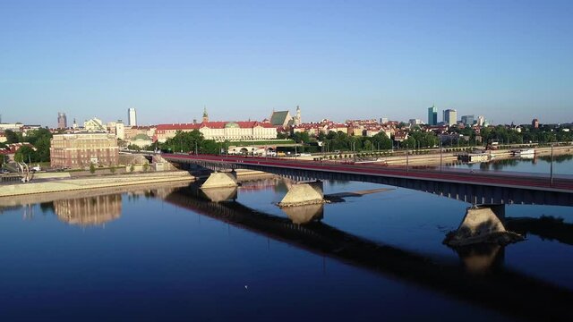 Panorama Warszawy w słoneczny dzień z nad Wisły. Most Śląsko Dąbrowski, panorama centrum,  stara Warszawa