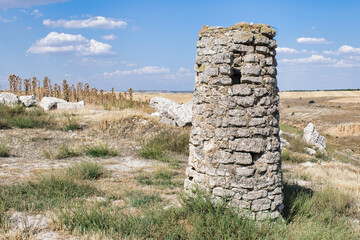 Antigua y en desuso chimenea de piedra de una bodega subterranea