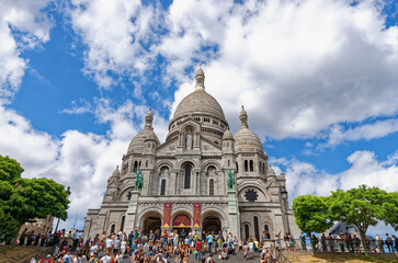 Fototapeta premium Tourists In Front Of Basilica Sacré C?ur, Paris, Ile De France, France