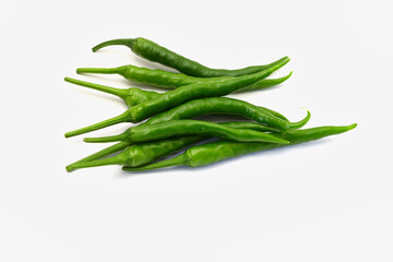 白背景の青唐辛子　コピースペースあり Green chili peppers (chile verde) on white background with copy space