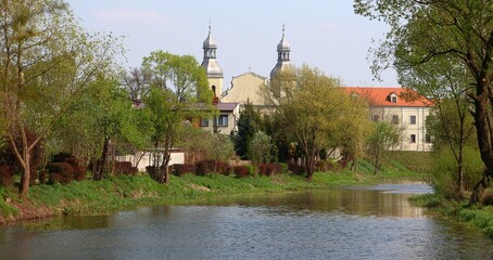 Sanktuarium ojców Paulinów w Wieruszowie od strony rzeki Prosny. © Marcelina