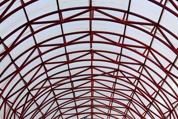 Metal structure for a transparent roof of a shopping pavilion 