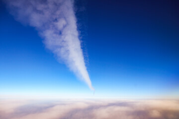 airliner contrail 