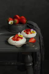 Baiserringe mit Vanillepudding und frischen Erdbeeren