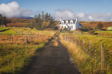 Traditional, rural country croft house in idyllic countryside scenery at Staffin on the Isle of Skye, Scottish Highlands, Scotland. - obrazy, fototapety, plakaty
