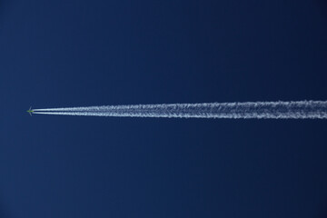 airliner contrail 