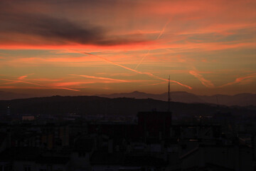 atardecer con cielo rojo y estelas de aviones