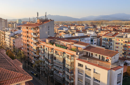 Ciudad con muchos edificios de d&iacute;a