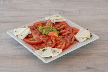 Ensalada con tomate y queso guacamole
