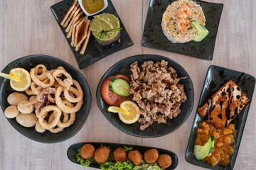 Grupo de platos de comida variada