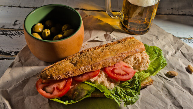 bocadillo de mayonesa con at&uacute;n, lechuga y tomate, acompa&ntilde;ado de unas aceitunas partidas u jarra de cerveza, el almuerzo de los trabajadores