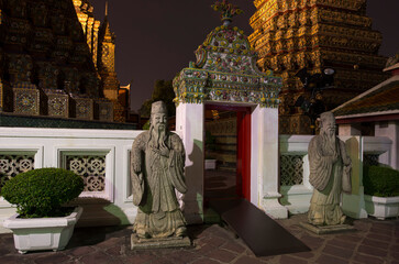 night capture of statue in the temple near the gate 