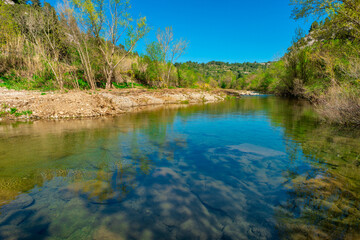 Fototapeta na wymiar The river orbieu as it flows through the beautiful village of Ribaute in the South of France