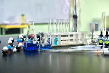 Chemieraum mit verschiedenen Utensilien