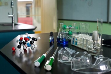 Chemieraum mit verschiedenen Utensilien