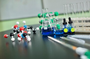 Chemieraum mit verschiedenen Utensilien