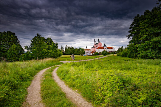 Widok na klasztor Kameduł&oacute;w, jezioro Wigry, Mazury, Polska