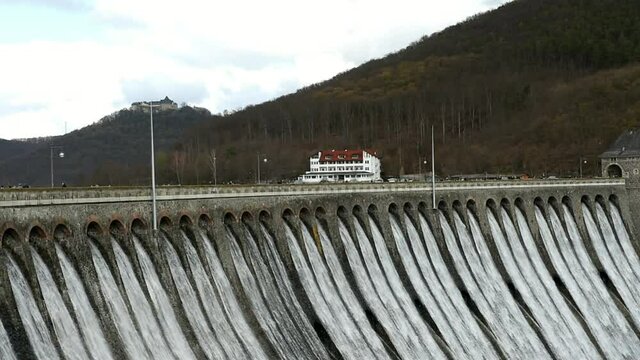 Edertalsperre l&auml;uft &uuml;ber 