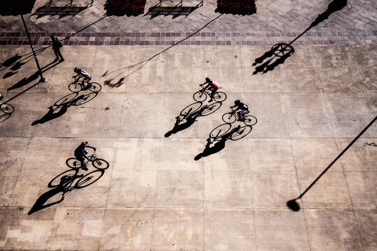 Personas paseando en bicicleta