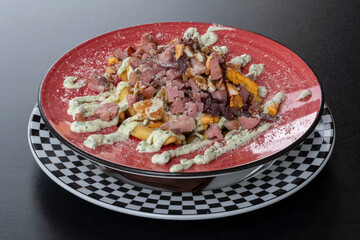 Patatas con salsa y salchicha 
