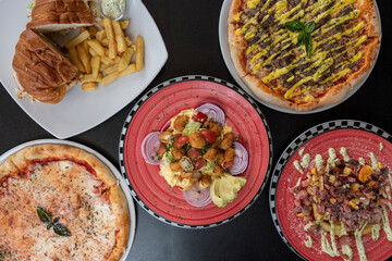 Grupo de platos de comida variada