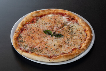 Pizza Margarita con mesa negra