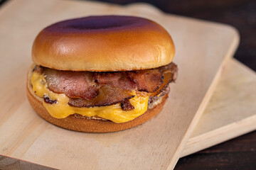 Smash burguer com creme de queijo e bacon         